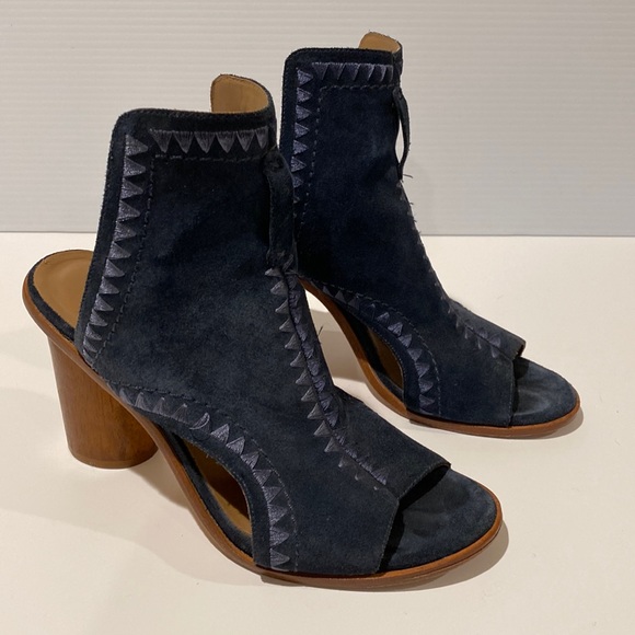 Bernardo Shoes - Bernardo Suede Sandals, Size 7 1/2